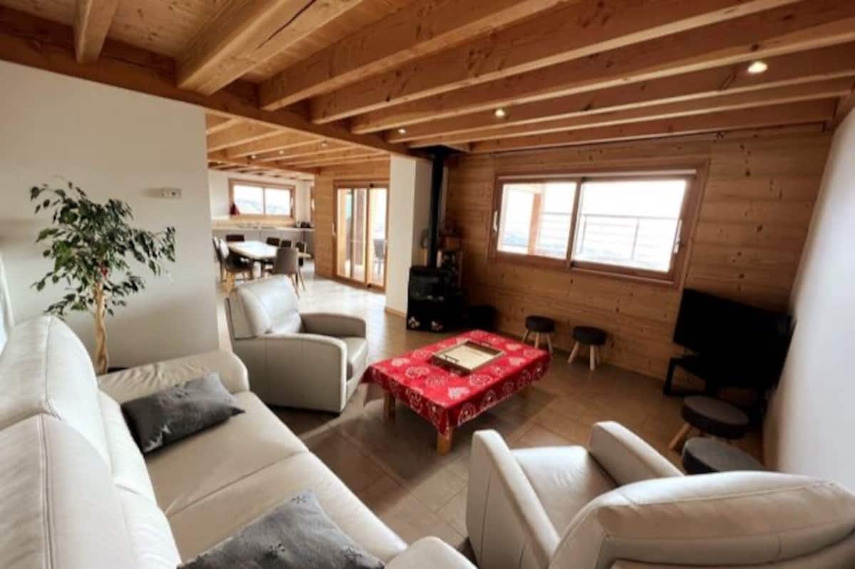 Salon avec poêle à bois