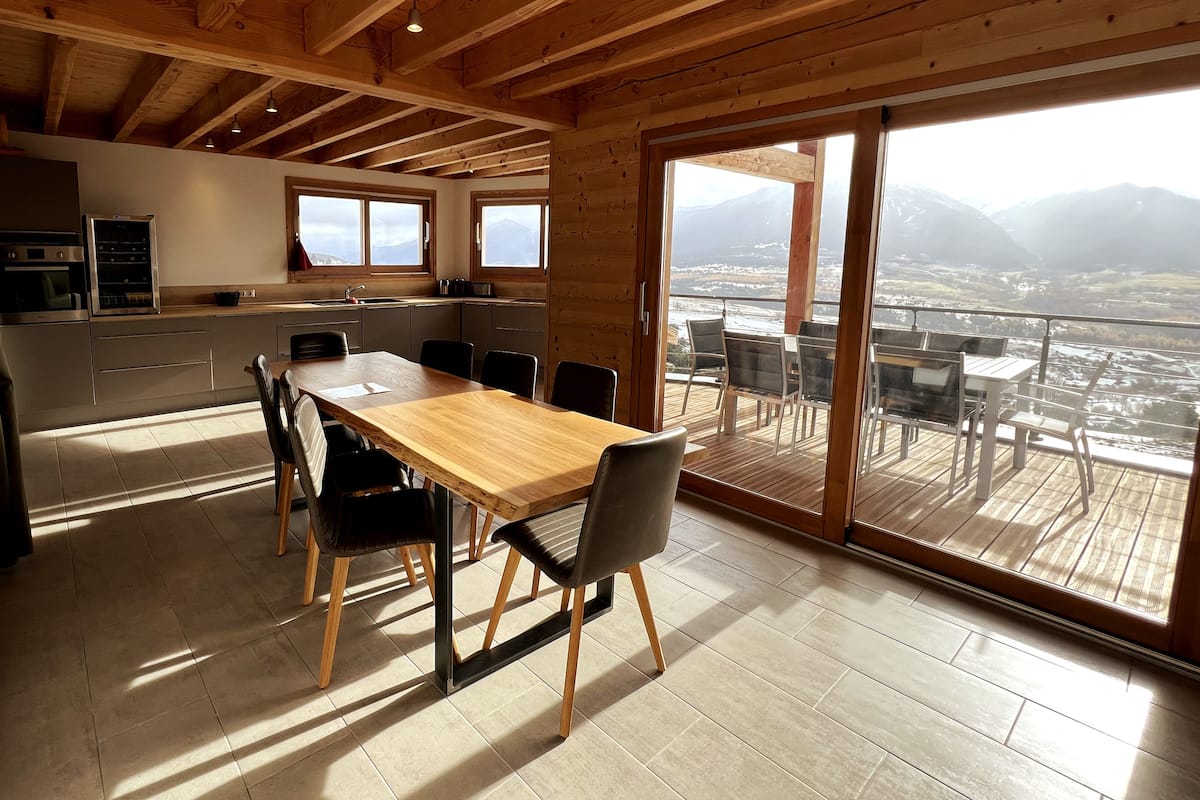 Salle à manger et grande baie vitrée
