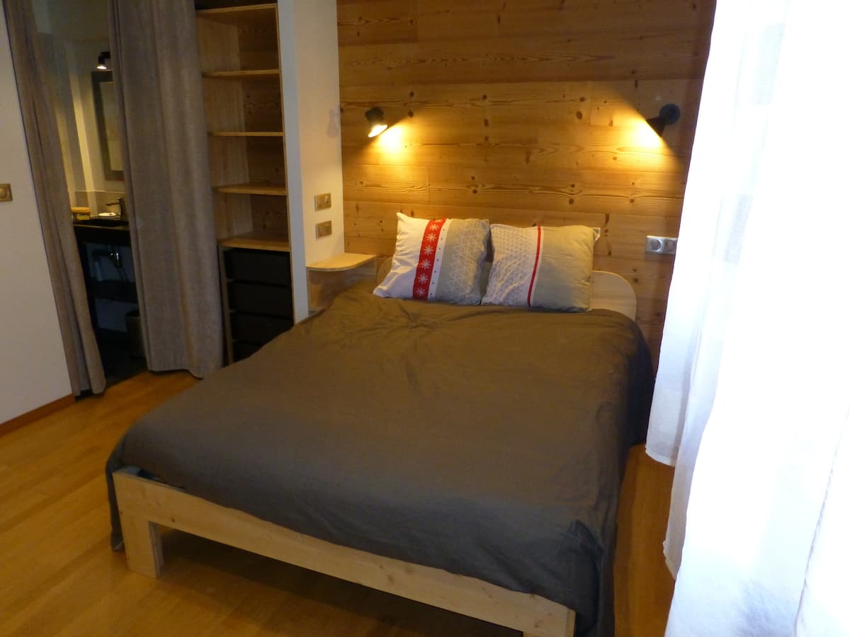 Suite, lit double et rangements