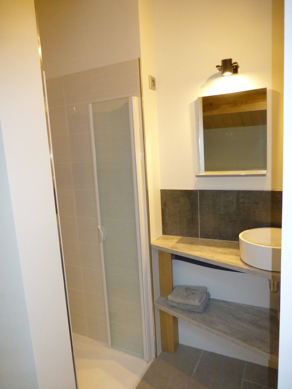 Salle d'eau avec douche